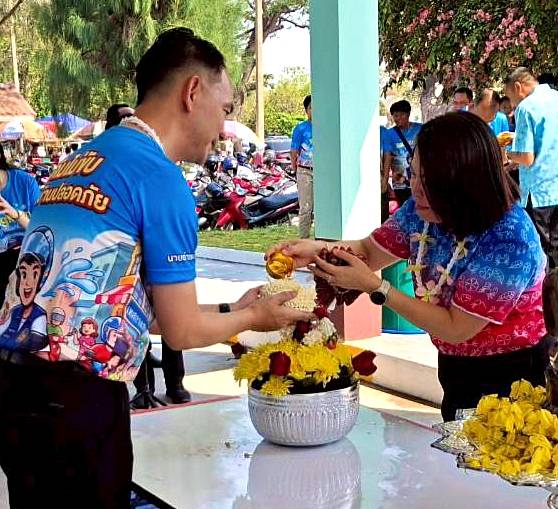 นางสาวแพรวพรรณ ภูมิวัน พัฒนาการอำเภอเมืองมหาสารคาม  พร้อมด้วยเจ้าหน้าที่พัฒนาชุมชน ร่วมกิจกรรมรดน้ำขอพร สืบสานประเพณีสงกรานต์และวันขึ้นปีใหม่ไทย ประจำปี 2569