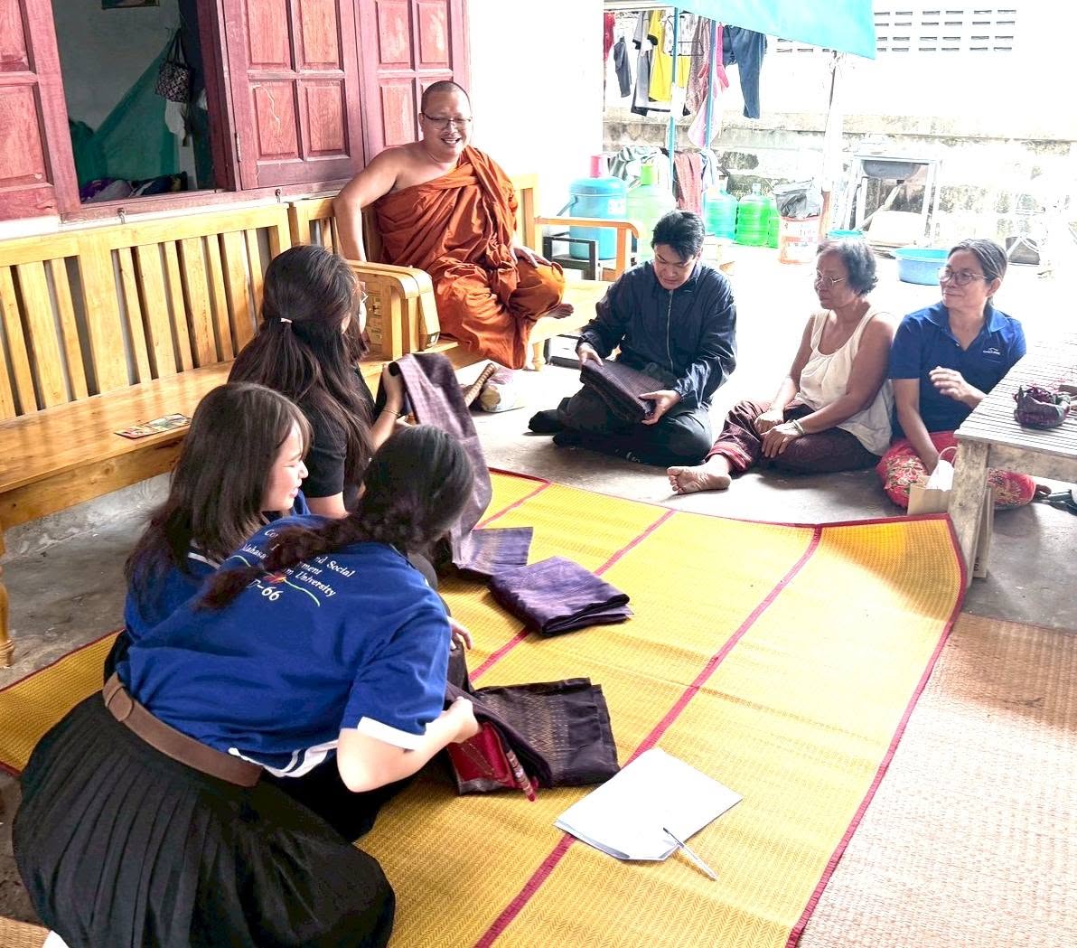 สพอ.เมืองมหาสารคาม ติดตามสนับสนุน  กลุ่มทอผ้า หัตถศิลป์หินลาด ตำบลท่าสองคอน  อำเภอเมืองมหาสารคาม